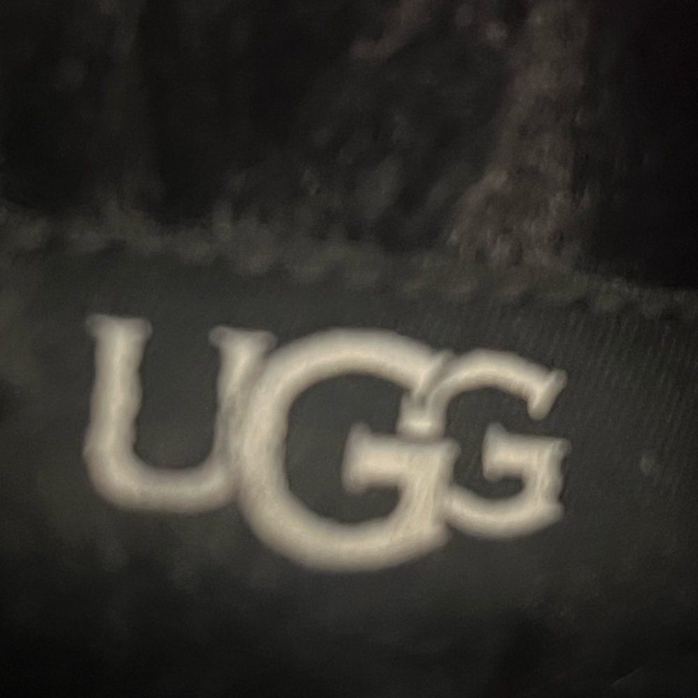 UGG NWT Soft and Adorable Kid's Faux Fur Pom Pom Beanie in Black, SZ 4-6 Unisex - Picture 7 of 10